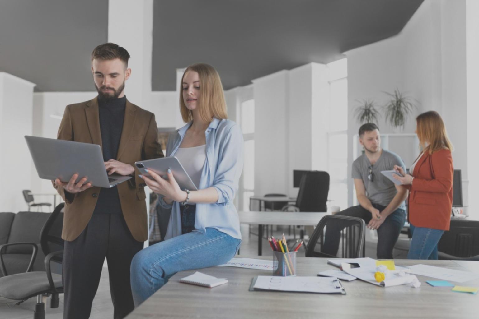 Equipo de nuvexaridoro trabajando en oficinas de Sabadell, desarrollando contenido educativo financiero